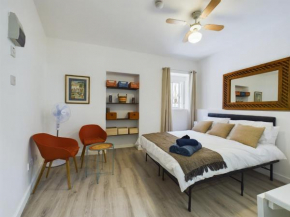 Hidden Gem Hideaway Retreat in Central Town Area with AC